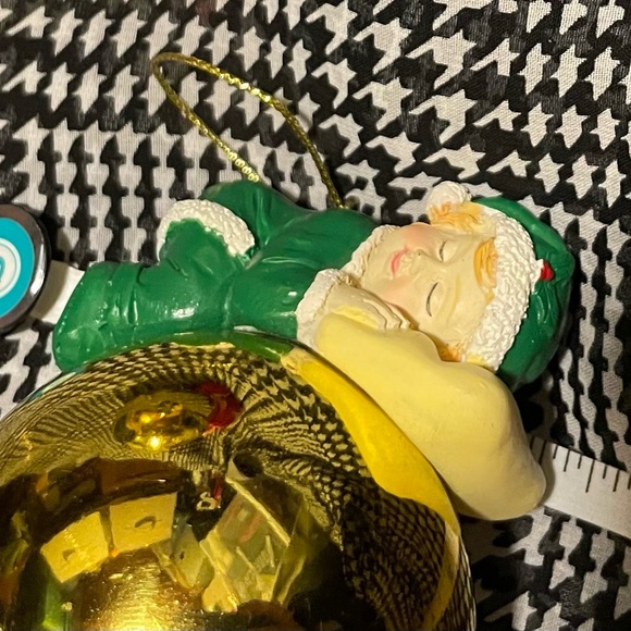 Set of 2 Christmas Ornaments Sleeping Babies Red Green Outfits Resin Gold Orbs - Picture 11 of 11